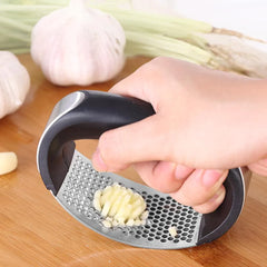 Manual Garlic & Ginger Press – Stainless Steel Handheld Mincer & Chopper (Random Color)